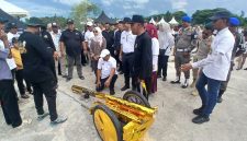 Bupati Bireuen, Ir H Mukhlis, ST meledakkan meriam bambu Festival Toet Budee Trieng Piala Bupati memeriahkan HUT ke-27 Kabupaten Bireuen, dilapangan Paya Kareung, Sabtu (10/10) siang.