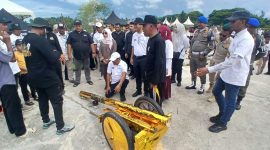 Bupati Bireuen, Ir H Mukhlis, ST meledakkan meriam bambu Festival Toet Budee Trieng Piala Bupati memeriahkan HUT ke-27 Kabupaten Bireuen, dilapangan Paya Kareung, Sabtu (10/10) siang.