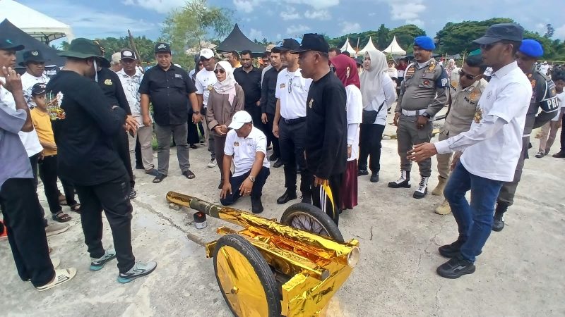 Bupati Bireuen, Ir H Mukhlis, ST meledakkan meriam bambu Festival Toet Budee Trieng Piala Bupati memeriahkan HUT ke-27 Kabupaten Bireuen, dilapangan Paya Kareung, Sabtu (10/10) siang.