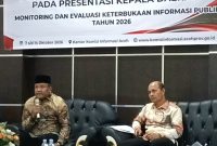 Bupati Bireuen, Ir H Mukhlis, ST didampingi Kadiskominsa M Zubair, SH.,MH menyampaikan presentasi penilaian Monitoring dan Evaluasi (Monev) Keterbukaan Informasi Publik (KIP) Tahun 2026 di Kantor Komisi Informasi Aceh, Kamis (8/10).