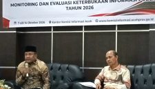 Bupati Bireuen, Ir H Mukhlis, ST didampingi Kadiskominsa M Zubair, SH.,MH menyampaikan presentasi penilaian Monitoring dan Evaluasi (Monev) Keterbukaan Informasi Publik (KIP) Tahun 2026 di Kantor Komisi Informasi Aceh, Kamis (8/10).
