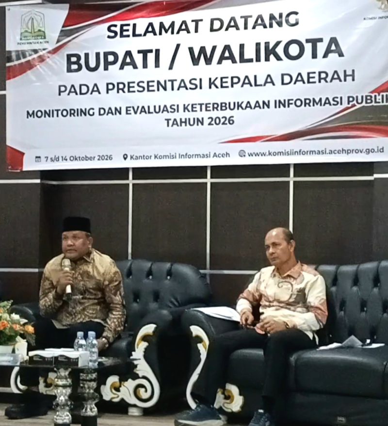 Bupati Bireuen, Ir H Mukhlis, ST didampingi Kadiskominsa M Zubair, SH.,MH menyampaikan presentasi penilaian Monitoring dan Evaluasi (Monev) Keterbukaan Informasi Publik (KIP) Tahun 2026 di Kantor Komisi Informasi Aceh, Kamis (8/10).