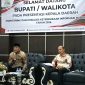 Bupati Bireuen, Ir H Mukhlis, ST didampingi Kadiskominsa M Zubair, SH.,MH menyampaikan presentasi penilaian Monitoring dan Evaluasi (Monev) Keterbukaan Informasi Publik (KIP) Tahun 2026 di Kantor Komisi Informasi Aceh, Kamis (8/10).