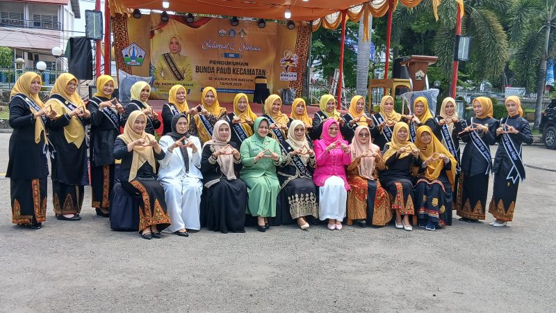 Bunda PAUD Kabupaten Bireuen, Sadriah Mukhlis mengukuhkan Bunda PAUD 17 Kecamatan yang berlangsung di halaman Pendopo Bupati, Rabu (7/10) pagi.