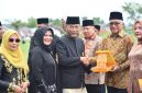 Wakil Bupati Ir H Razuardi, MT serta menyerahkan penghargaan kepada tokoh Bireuen, di lapangan Ruang Terbuka Hijau (RTH) Cot Gapu, Senin (12/10) pagi.