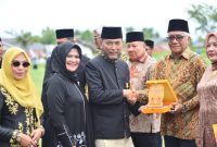 Wakil Bupati Ir H Razuardi, MT serta menyerahkan penghargaan kepada tokoh Bireuen, di lapangan Ruang Terbuka Hijau (RTH) Cot Gapu, Senin (12/10) pagi.