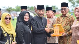Wakil Bupati Ir H Razuardi, MT serta menyerahkan penghargaan kepada tokoh Bireuen, di lapangan Ruang Terbuka Hijau (RTH) Cot Gapu, Senin (12/10) pagi.