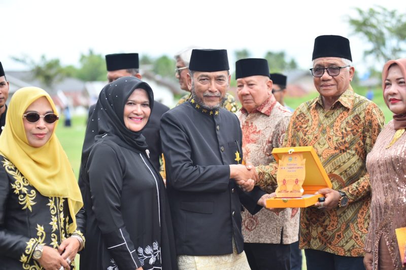 Wakil Bupati Ir H Razuardi, MT serta menyerahkan penghargaan kepada tokoh Bireuen, di lapangan Ruang Terbuka Hijau (RTH) Cot Gapu, Senin (12/10) pagi.
