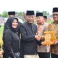 Wakil Bupati Ir H Razuardi, MT serta menyerahkan penghargaan kepada tokoh Bireuen, di lapangan Ruang Terbuka Hijau (RTH) Cot Gapu, Senin (12/10) pagi.