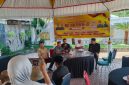 Bupati Bireuen, H Mukhlis ST bersama insan pers di Gazebo Pendopo Bupati, Sabtu (3/10)