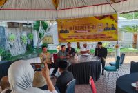 Bupati Bireuen, H Mukhlis ST bersama insan pers di Gazebo Pendopo Bupati, Sabtu (3/10)