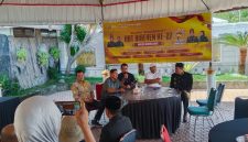 Bupati Bireuen, H Mukhlis ST bersama insan pers di Gazebo Pendopo Bupati, Sabtu (3/10)