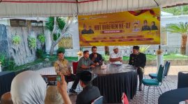 Bupati Bireuen, H Mukhlis ST bersama insan pers di Gazebo Pendopo Bupati, Sabtu (3/10)