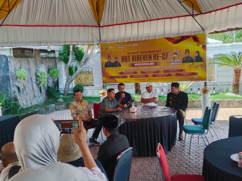 Bupati Bireuen, H Mukhlis ST bersama insan pers di Gazebo Pendopo Bupati, Sabtu (3/10)