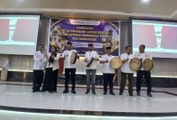 Bupati Bireuen, Ir H Mukhlis, ST dan Wakil Bupati, Ir H Razuardi, MT bersama pejabat terkait memukul rapat saat launching Integrasi Layanan Primer (ILP) di Aula Hotel Bireuen Jaya, Rabu (13/10) pagi.