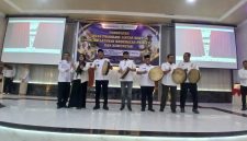 Bupati Bireuen, Ir H Mukhlis, ST dan Wakil Bupati, Ir H Razuardi, MT bersama pejabat terkait memukul rapat saat launching Integrasi Layanan Primer (ILP) di Aula Hotel Bireuen Jaya, Rabu (13/10) pagi.
