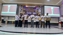 Bupati Bireuen, Ir H Mukhlis, ST dan Wakil Bupati, Ir H Razuardi, MT bersama pejabat terkait memukul rapat saat launching Integrasi Layanan Primer (ILP) di Aula Hotel Bireuen Jaya, Rabu (13/10) pagi.
