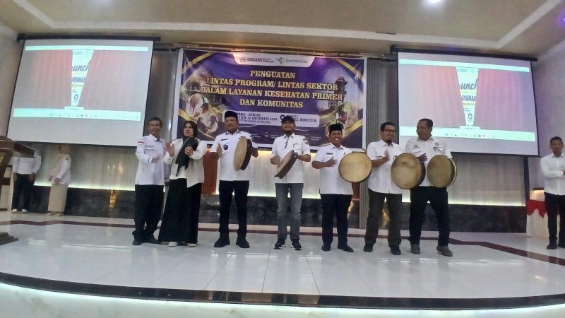 Bupati Bireuen, Ir H Mukhlis, ST dan Wakil Bupati, Ir H Razuardi, MT bersama pejabat terkait memukul rapat saat launching Integrasi Layanan Primer (ILP) di Aula Hotel Bireuen Jaya, Rabu (13/10) pagi.