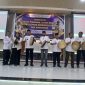 Bupati Bireuen, Ir H Mukhlis, ST dan Wakil Bupati, Ir H Razuardi, MT bersama pejabat terkait memukul rapat saat launching Integrasi Layanan Primer (ILP) di Aula Hotel Bireuen Jaya, Rabu (13/10) pagi.