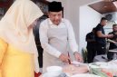 Bupati Bireuen, Ir H Mukhlis, ST ikut menyemarakkan lomba masak Nasi Goreng Ayah Siaga di Pendopo Bupati, Sabtu (3/10) kemarin.