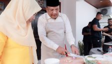 Bupati Bireuen, Ir H Mukhlis, ST ikut menyemarakkan lomba masak Nasi Goreng Ayah Siaga di Pendopo Bupati, Sabtu (3/10) kemarin.
