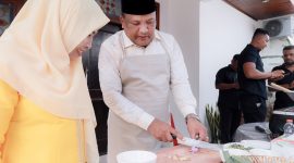 Bupati Bireuen, Ir H Mukhlis, ST ikut menyemarakkan lomba masak Nasi Goreng Ayah Siaga di Pendopo Bupati, Sabtu (3/10) kemarin.