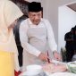 Bupati Bireuen, Ir H Mukhlis, ST ikut menyemarakkan lomba masak Nasi Goreng Ayah Siaga di Pendopo Bupati, Sabtu (3/10) kemarin.
