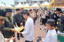 Bupati Bireuen, Ir H Mukhlis, ST dan pejabat terkait secara bergantian menyerahkan santunan kepada 200 anak yatim, di Kapuspemkab, Senin (12/10) pagi.
