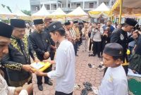 Bupati Bireuen, Ir H Mukhlis, ST dan pejabat terkait secara bergantian menyerahkan santunan kepada 200 anak yatim, di Kapuspemkab, Senin (12/10) pagi.
