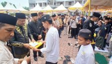 Bupati Bireuen, Ir H Mukhlis, ST dan pejabat terkait secara bergantian menyerahkan santunan kepada 200 anak yatim, di Kapuspemkab, Senin (12/10) pagi.
