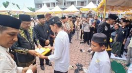 Bupati Bireuen, Ir H Mukhlis, ST dan pejabat terkait secara bergantian menyerahkan santunan kepada 200 anak yatim, di Kapuspemkab, Senin (12/10) pagi.