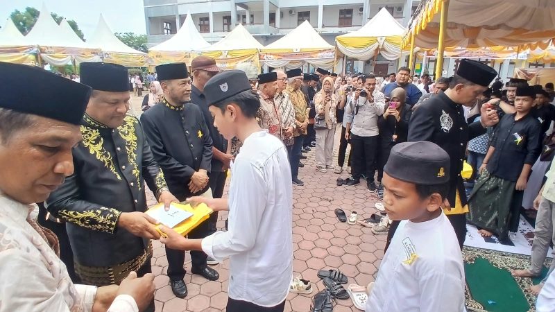 Bupati Bireuen, Ir H Mukhlis, ST dan pejabat terkait secara bergantian menyerahkan santunan kepada 200 anak yatim, di Kapuspemkab, Senin (12/10) pagi.