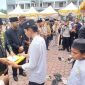 Bupati Bireuen, Ir H Mukhlis, ST dan pejabat terkait secara bergantian menyerahkan santunan kepada 200 anak yatim, di Kapuspemkab, Senin (12/10) pagi.