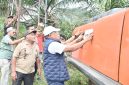 Bupati Bireuen, Ir H Mukhlis ST menurunkan escavator Kemendagri ke lokasi bencana banjir di Gampong Pante Karya, Jum'at (16/10)