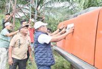 Bupati Bireuen, Ir H Mukhlis ST menurunkan escavator Kemendagri ke lokasi bencana banjir di Gampong Pante Karya, Jum'at (16/10)