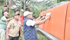 Bupati Bireuen, Ir H Mukhlis ST menurunkan escavator Kemendagri ke lokasi bencana banjir di Gampong Pante Karya, Jum'at (16/10)
