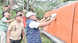 Bupati Bireuen, Ir H Mukhlis ST menurunkan escavator Kemendagri ke lokasi bencana banjir di Gampong Pante Karya, Jum'at (16/10)