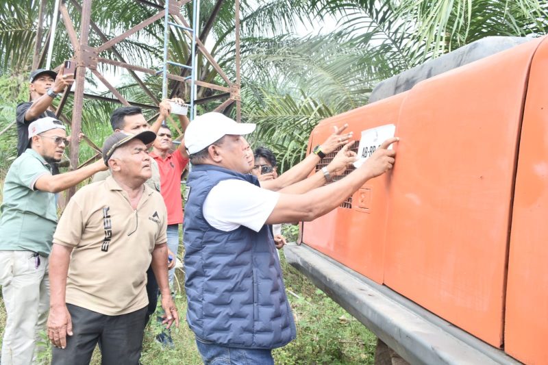 Bupati Bireuen, Ir H Mukhlis ST menurunkan escavator Kemendagri ke lokasi bencana banjir di Gampong Pante Karya, Jum'at (16/10)