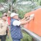 Bupati Bireuen, Ir H Mukhlis ST menurunkan escavator Kemendagri ke lokasi bencana banjir di Gampong Pante Karya, Jum'at (16/10)