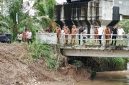 Bupati Bireuen, Ir H Mukhlis ST dan Wakil Bupati Bireuen, Ir H Razuardi MT meninjau aliran Krueng Leubu yang dipacu kegiatan normalisasi, Senin (26/10)