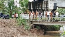 Bupati Bireuen, Ir H Mukhlis ST dan Wakil Bupati Bireuen, Ir H Razuardi MT meninjau aliran Krueng Leubu yang dipacu kegiatan normalisasi, Senin (26/10)