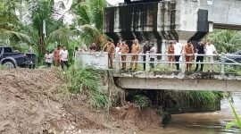 Bupati Bireuen, Ir H Mukhlis ST dan Wakil Bupati Bireuen, Ir H Razuardi MT meninjau aliran Krueng Leubu yang dipacu kegiatan normalisasi, Senin (26/10)