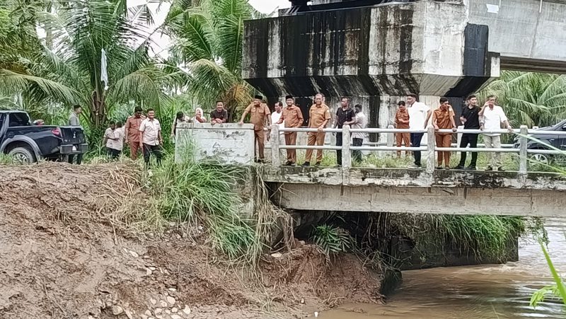 Bupati Bireuen, Ir H Mukhlis ST dan Wakil Bupati Bireuen, Ir H Razuardi MT meninjau aliran Krueng Leubu yang dipacu kegiatan normalisasi, Senin (26/10)