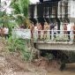 Bupati Bireuen, Ir H Mukhlis ST dan Wakil Bupati Bireuen, Ir H Razuardi MT meninjau aliran Krueng Leubu yang dipacu kegiatan normalisasi, Senin (26/10)