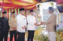 Bupati Bireuen, Ir H Mukhlis, ST menyerahkan piala bergilir untuk diperlombakan kembali kepada panitia MTQ ke-38 Kecamatan Kota Juang, Selasa (13/10) malam.