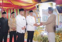 Bupati Bireuen, Ir H Mukhlis, ST menyerahkan piala bergilir untuk diperlombakan kembali kepada panitia MTQ ke-38 Kecamatan Kota Juang, Selasa (13/10) malam.