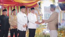 Bupati Bireuen, Ir H Mukhlis, ST menyerahkan piala bergilir untuk diperlombakan kembali kepada panitia MTQ ke-38 Kecamatan Kota Juang, Selasa (13/10) malam.