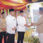 Bupati Bireuen, Ir H Mukhlis, ST menyerahkan piala bergilir untuk diperlombakan kembali kepada panitia MTQ ke-38 Kecamatan Kota Juang, Selasa (13/10) malam.