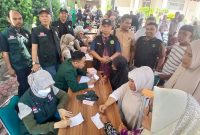 Fakultas Kedokteran Umuslim Peusangan dan IDI Cabang Kabupaten Bireuen, gelar bakti sosial pengobatan gratis spesialistik dihalaman kampus, Jumat (9/10) pagi.