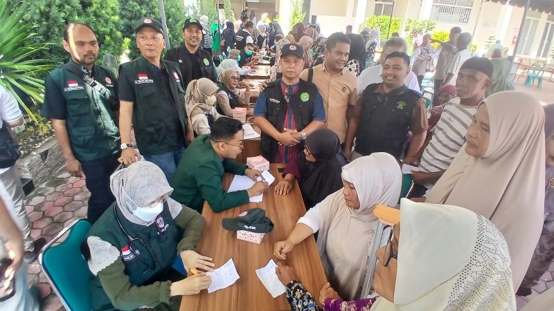 Fakultas Kedokteran Umuslim Peusangan dan IDI Cabang Kabupaten Bireuen, gelar bakti sosial pengobatan gratis spesialistik dihalaman kampus, Jumat (9/10) pagi.